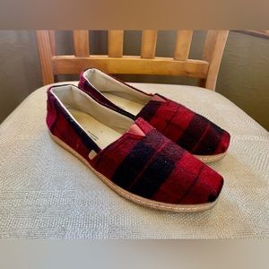 Woman’s TOMS buffalo plaid SlipOn shoes red black wool flats Sz 7.5